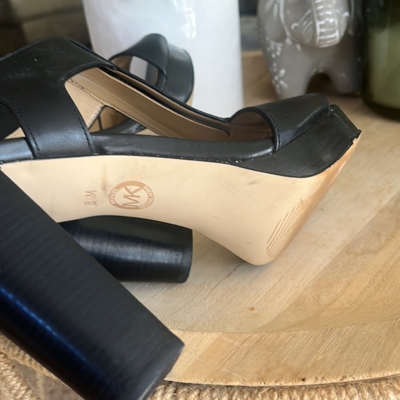Michal Kors Wiman Heals 8 1/2 - Picture 6 of 7